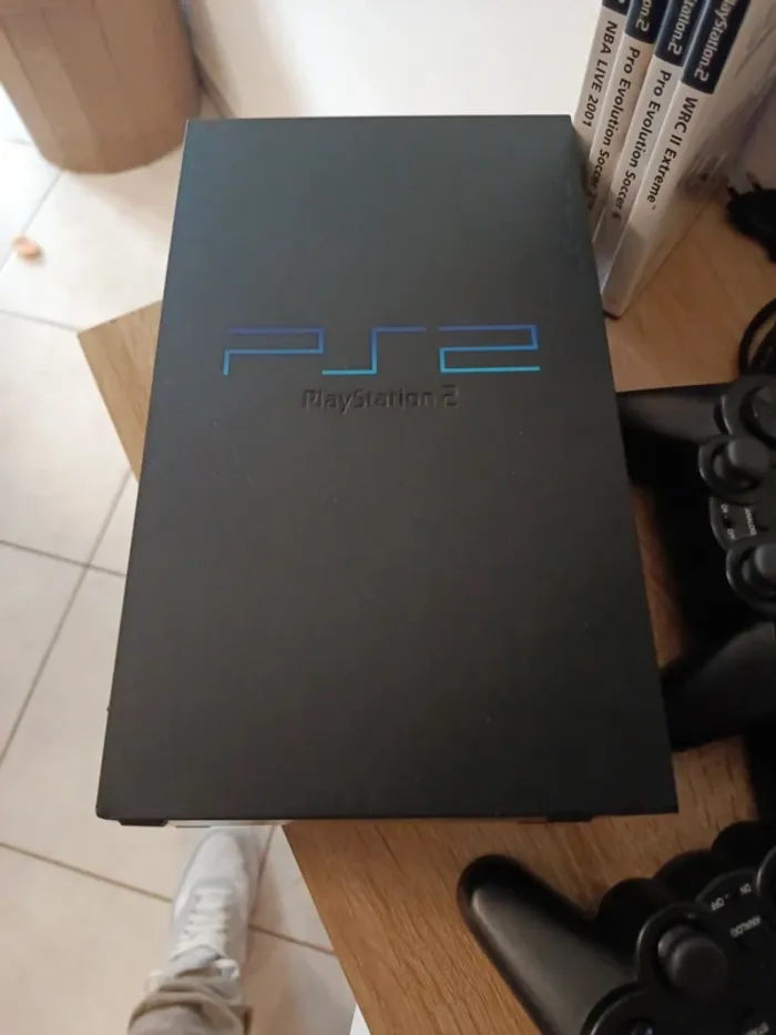 PS2 fat avec 2 manettes et 4 jeux. - photo numéro 2