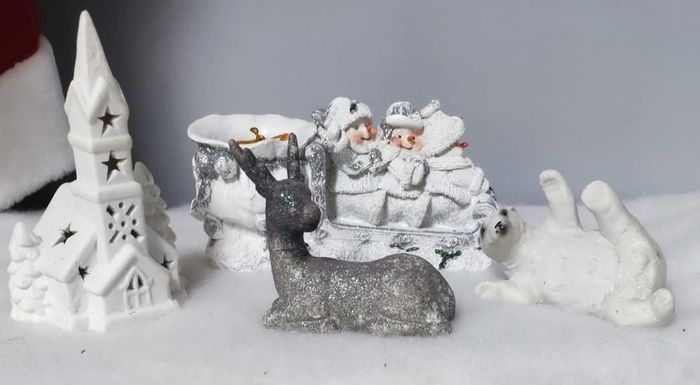 Lot de décorations de Noël (maison, traîneau, renne, ours polaire)