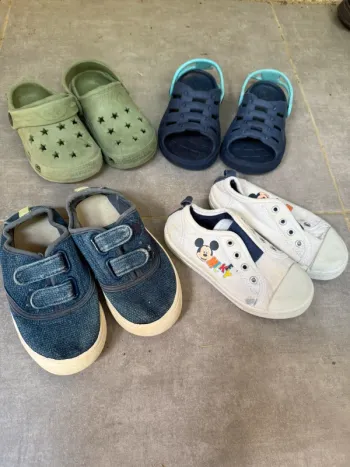 Lot 4 paires chaussures baskets toiles Mickey + crocs sabots pointure 25