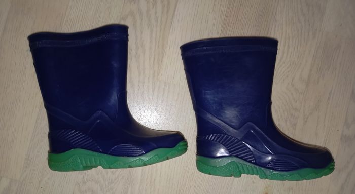 Bottes de pluie bleu marine et vert 
P. 25-26 - photo numéro 2