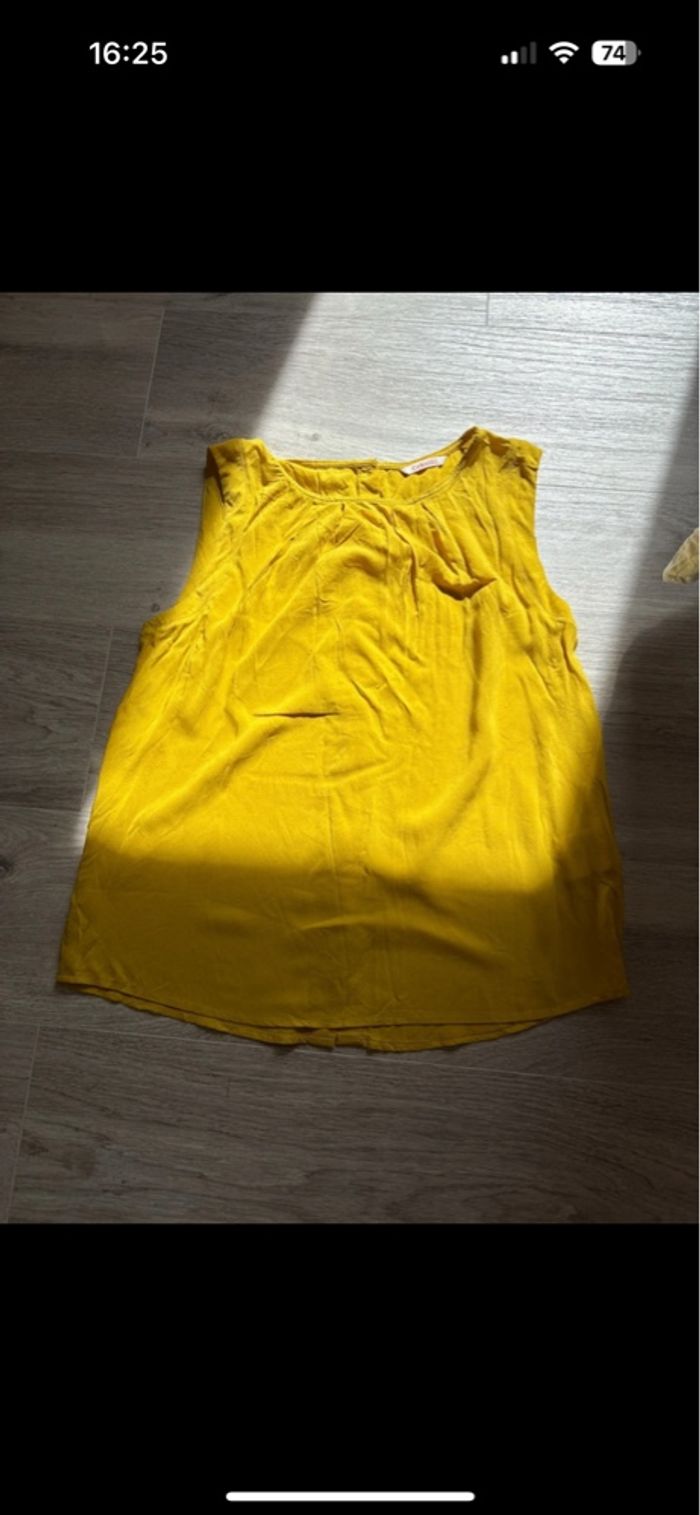 Top jaune