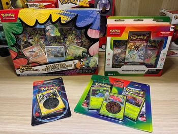 Pokémon lot Série 1 + pin’s 2.5 héros transcendants + 2 duo pack fr 