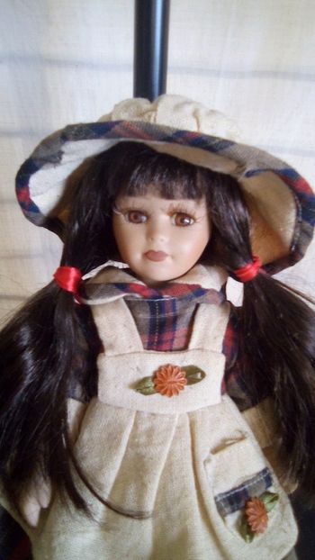 Poupée en porcelaine