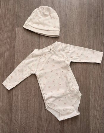 Lot body mixte manches longues 1 mois + bonnet - Kiabi - idéal naissance