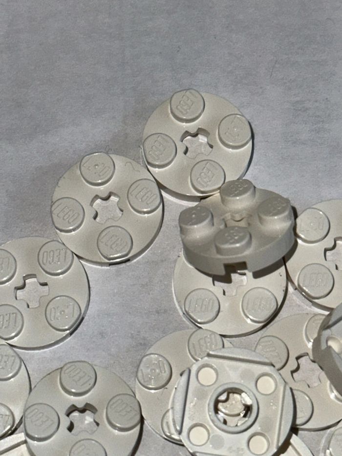 20 lego Plate, Round 2 x 2 with Axle Hole, ref 4032 White - photo numéro 3