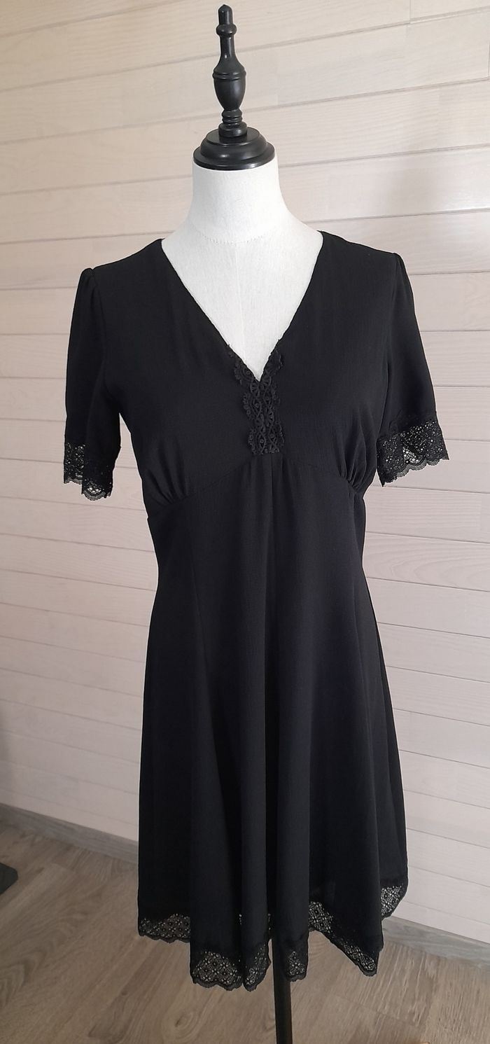 Robe noire manches courtes avec dentelle. Nekane - photo numéro 1