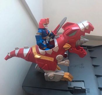 Jouet chevalier et robot dinosaure