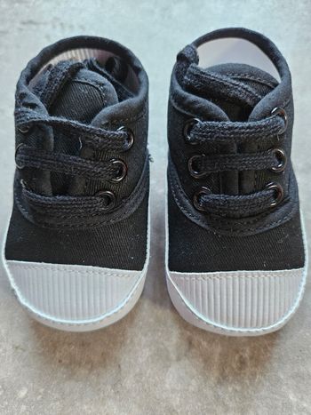 Chaussures à lacets bébé neuves 6-12mois