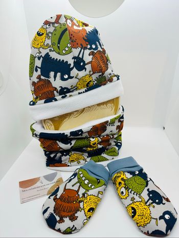 Ensemble bonnet , snood et moufles