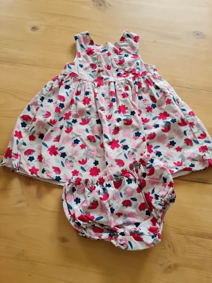 Robe et couche culotte 24 mois