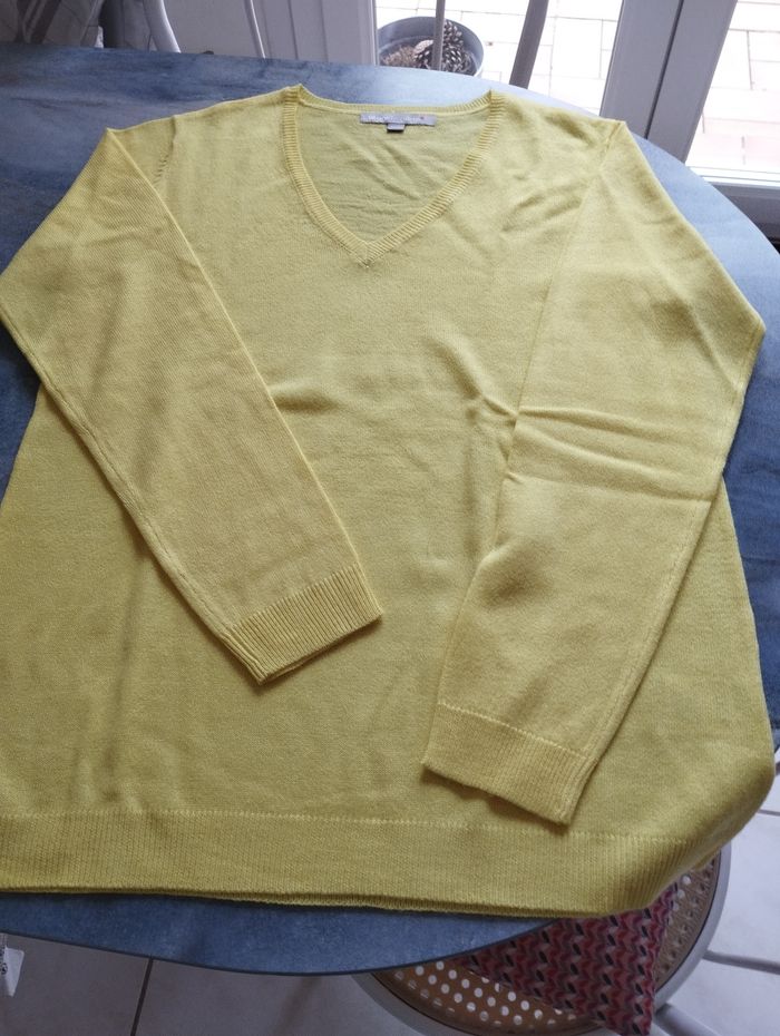 Pull  jaune- col V - photo numéro 2