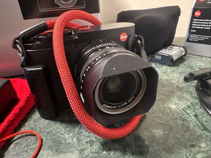 Leica Q2 47.3 MP Digital SLR Camera - Black + Accessories - photo numéro 2