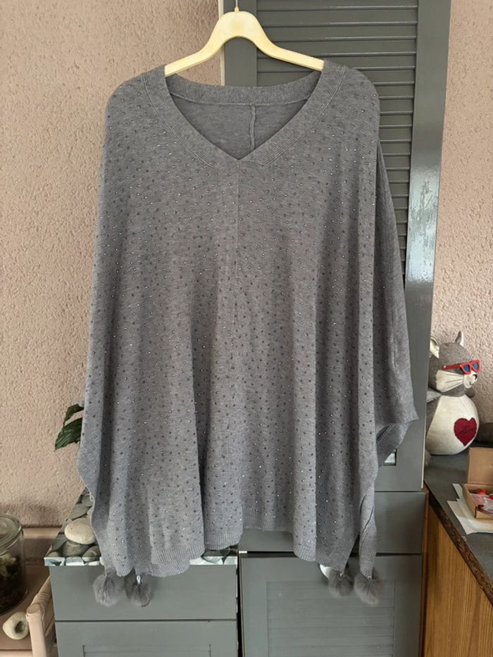 pull cape avec strass et pompons