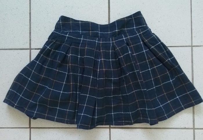 Jupe plissée doublée. Taille 8ans