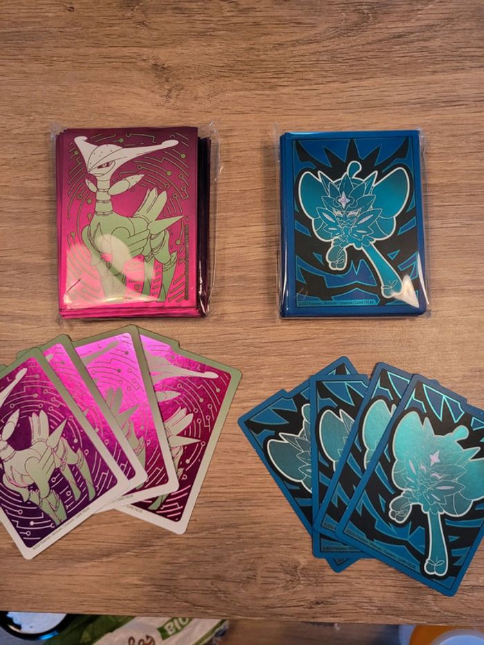 Vends lot de 130 sleeves et 8 séparateurs cartes pokemon