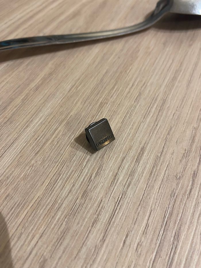 Pin’s à l’effigie de Karl lagerfeld