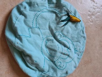 Béret avec une banane 3/6 mois