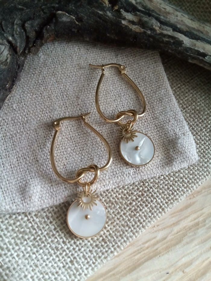 Boucles d'oreilles blanches et dorées - photo numéro 3