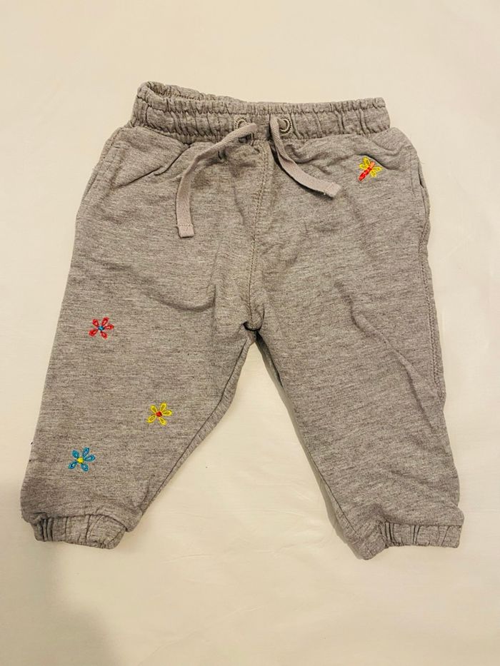 2 pantalons fille 12 mois - photo numéro 2