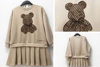 Robe fille beige élégante – motif ourson & jupe plissée