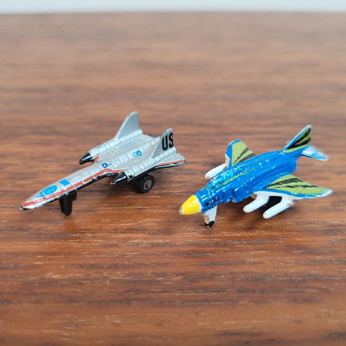 Lot de 2 avions de chasse micro machine