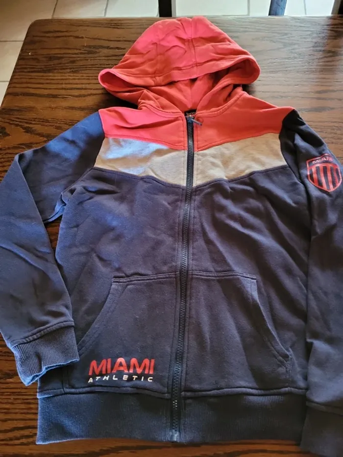 Veste sweat a capuche zippé