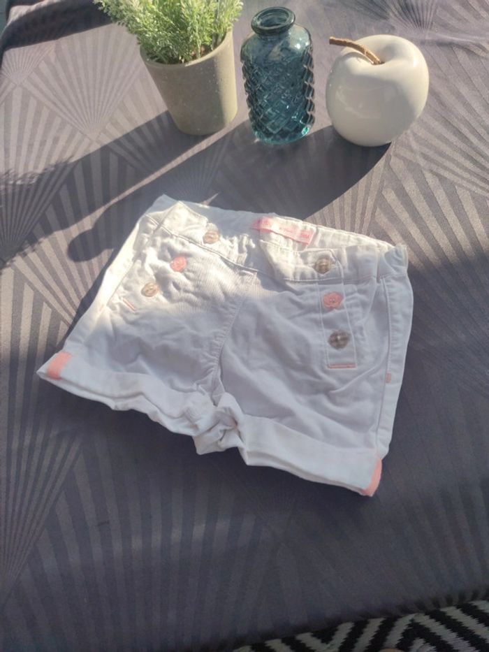 Short léger blanc
