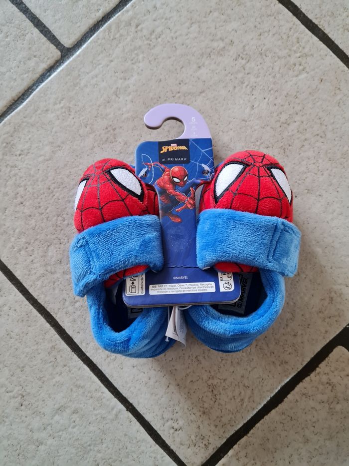 Pantoufle Spiderman pointure 22 neuf - photo numéro 3