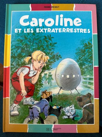 Livre Caroline et extraterrestres Pouf Pierre Probst Hachette Jeunesse album multicolore couleurs