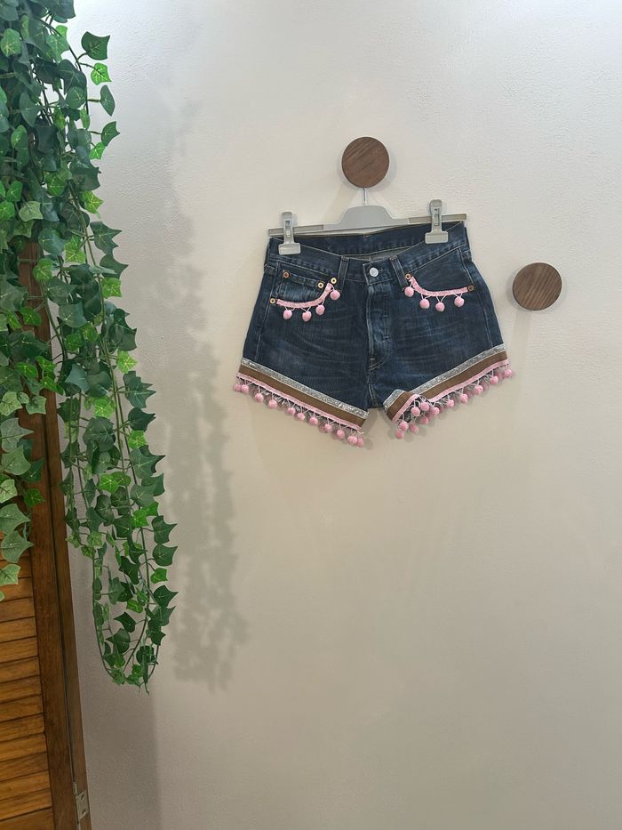 Short Levi’s original pompons