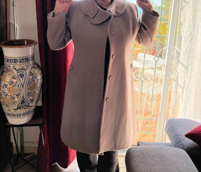 Magnifique manteau long couleur taupe, coupe classique et raffinée - photo numéro 6