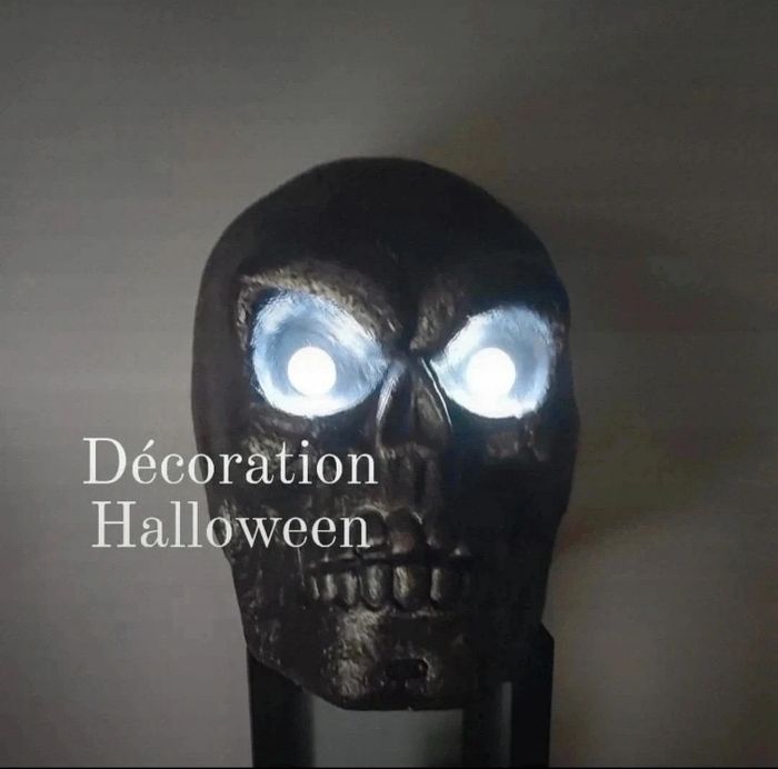 Décoration Halloween crane avec son et lumière (30 cm) - photo numéro 4