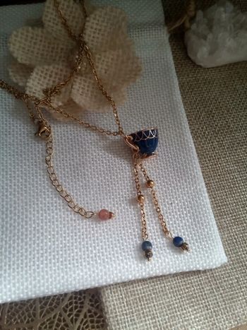 Collier tasse bleue et pierres de lapis lazuli