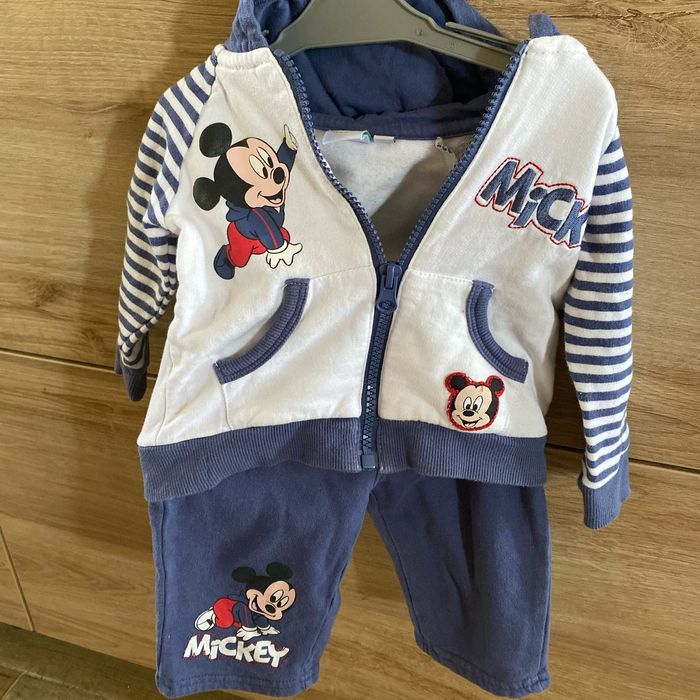 Ensemble Disney. 6 mois