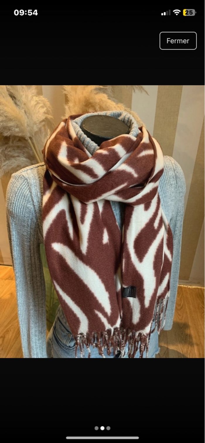 Écharpe zèbre bordeaux et crème - photo numéro 2