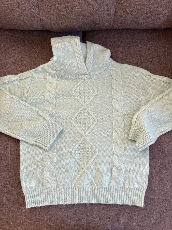 Pull en laine avec capuche vert clair