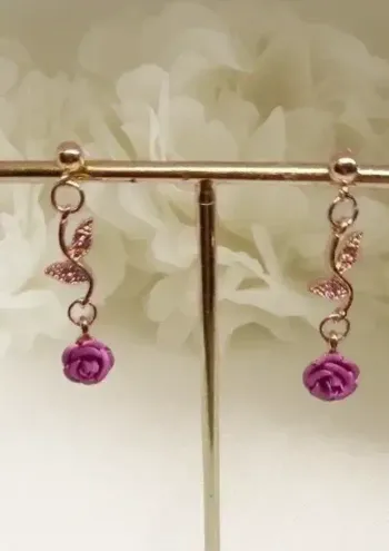 Boucles d'oreilles pendants rose et cristal