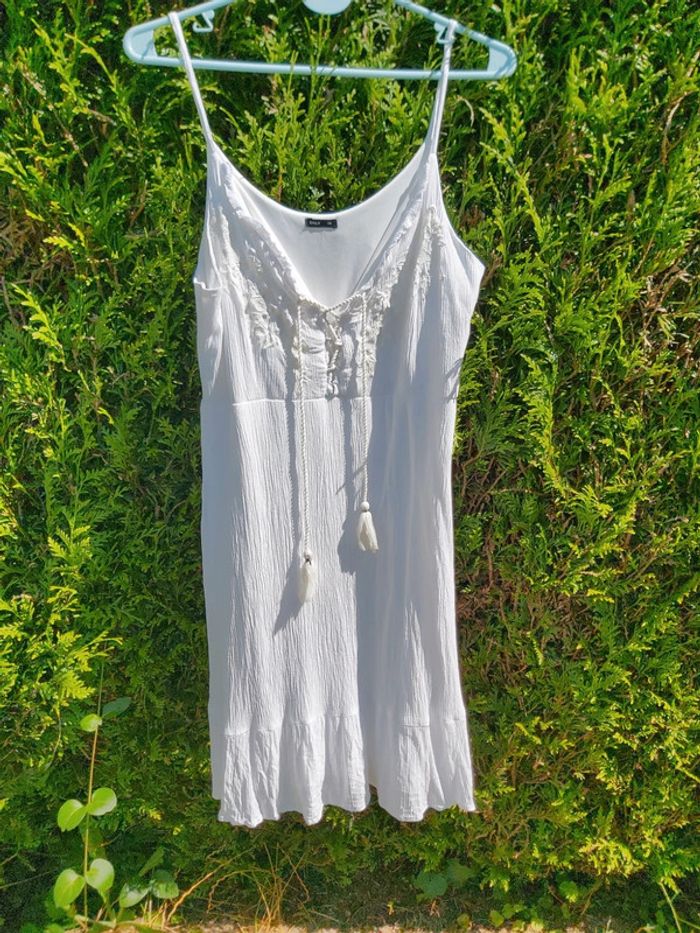 Robe blanche à bretelles