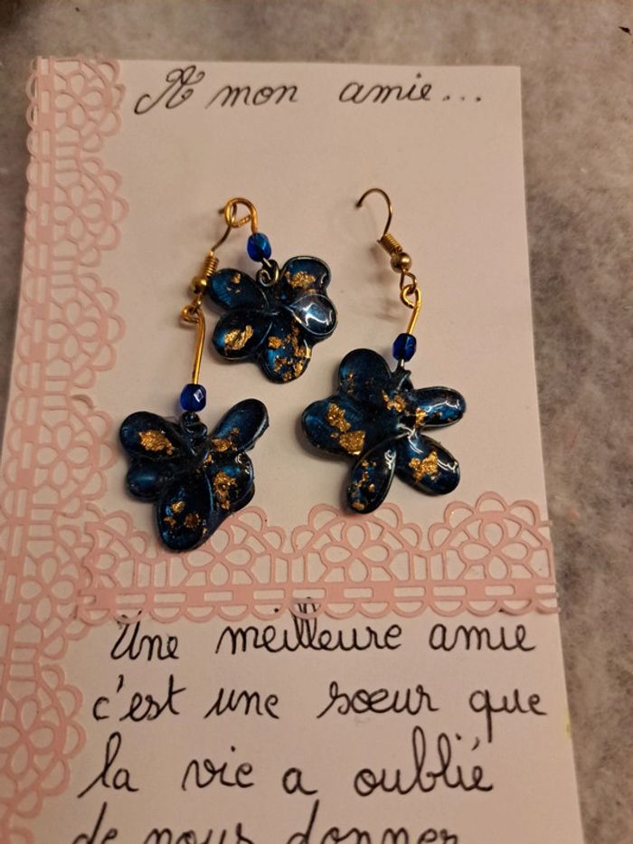 Boucles d'oreilles pendante avec pendentif assortie bleu et doré - photo numéro 3
