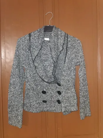 Gilet maille gris.