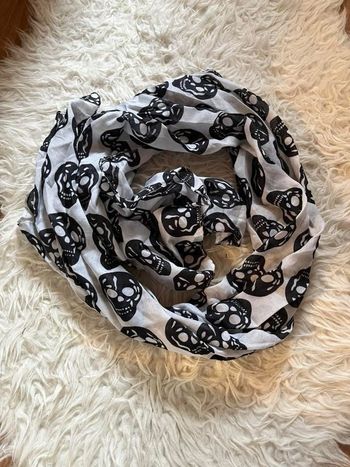 Foulard léger et transparent noir/blanc motif skull TBE 💀