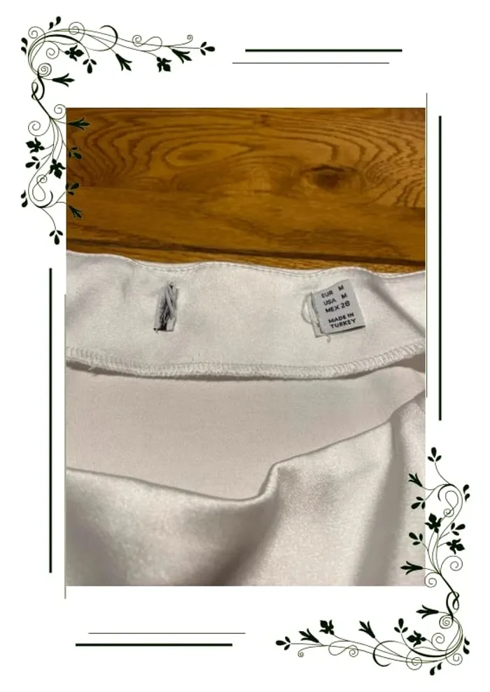 Bershka - Mini-jupe en satin stretch - Blanc taille M - photo numéro 2