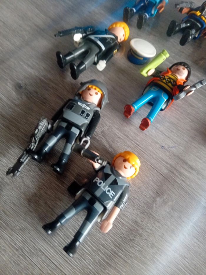 7 personnages playmobil - photo numéro 2