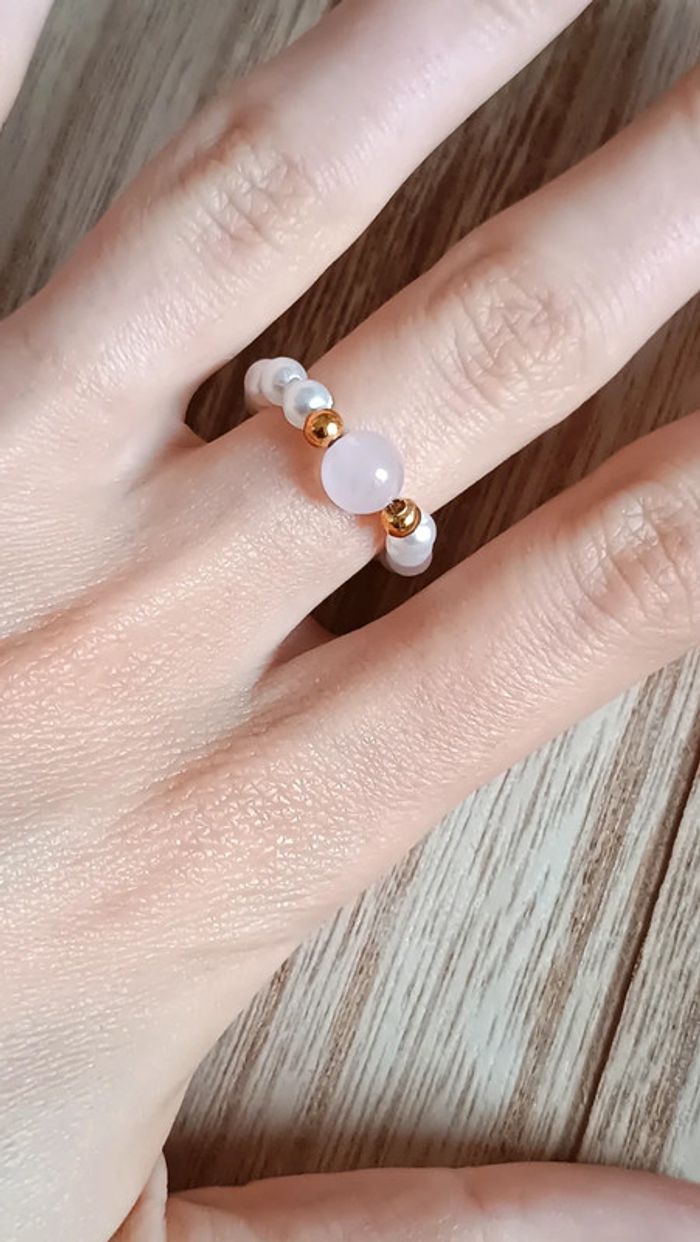 Jolie petite bague en perle et quartz rose