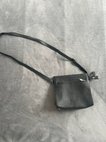Sac à bandoulière noir cuir grainé – Compact chic & pratique