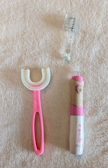 Lot brosses à dents enfant : 1 manuelle silicone "U" + 1 électrique Seago Girafe