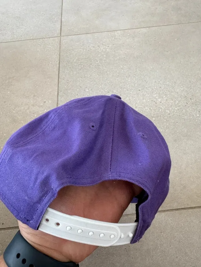 Casquette violette New era, taille unique, très bon état - photo numéro 2