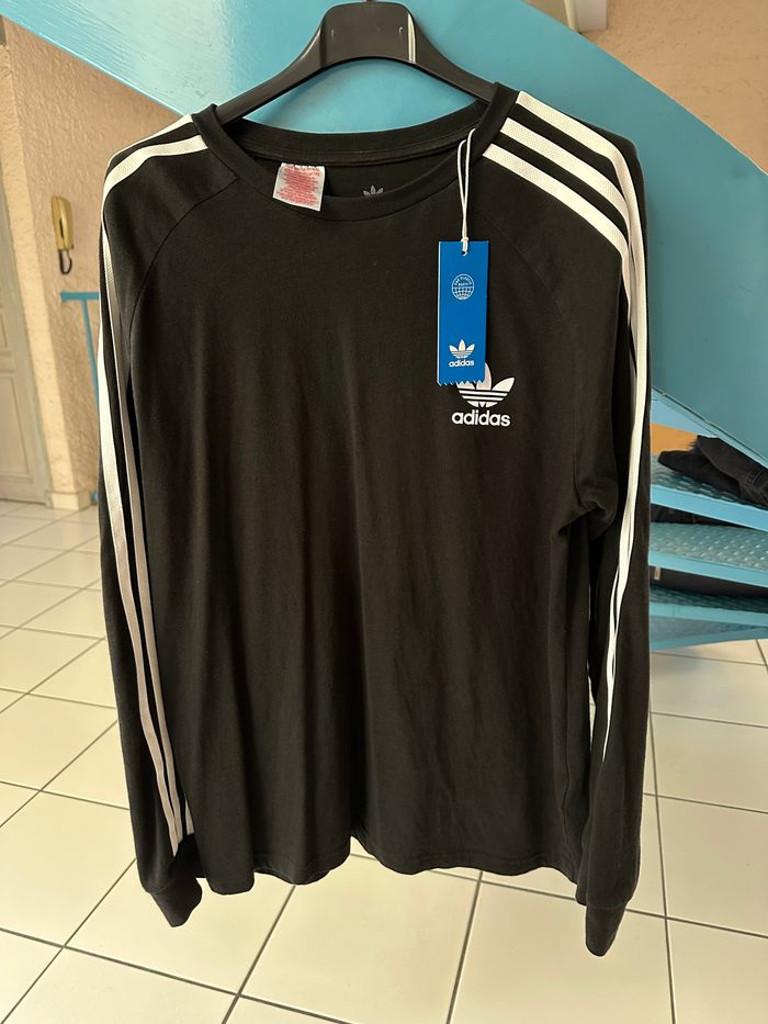 Haut à manches longues Adidas 3 bandes taille 14/15 ans NEUF - photo numéro 2