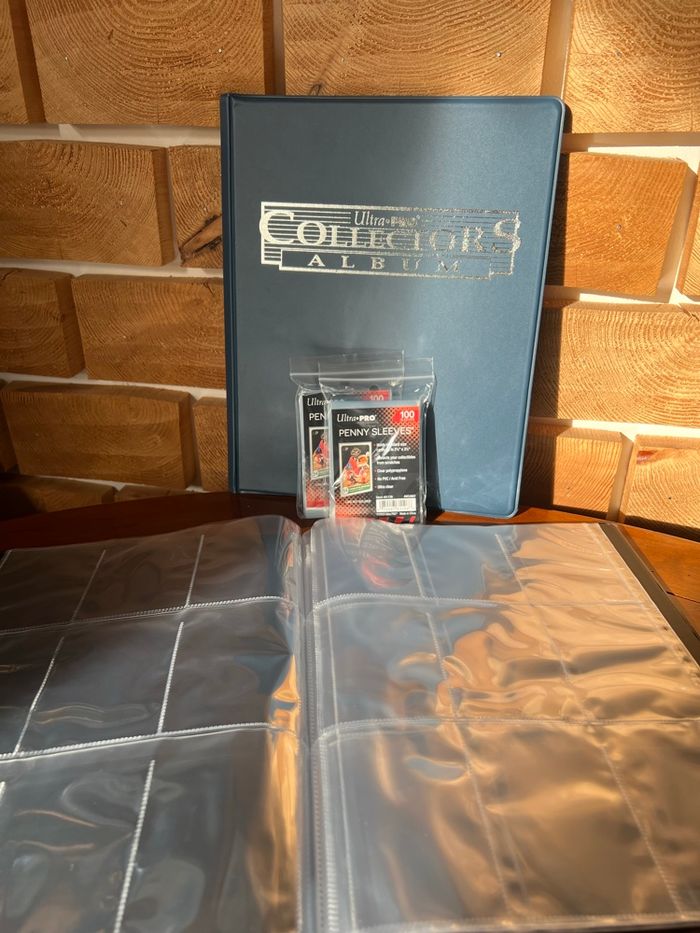 Lot de 2 classeurs Collectors bleu + 200 sleeves Ultra Pro - photo numéro 3