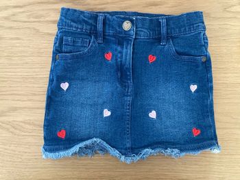 Jupe en denim avec coeurs brodés